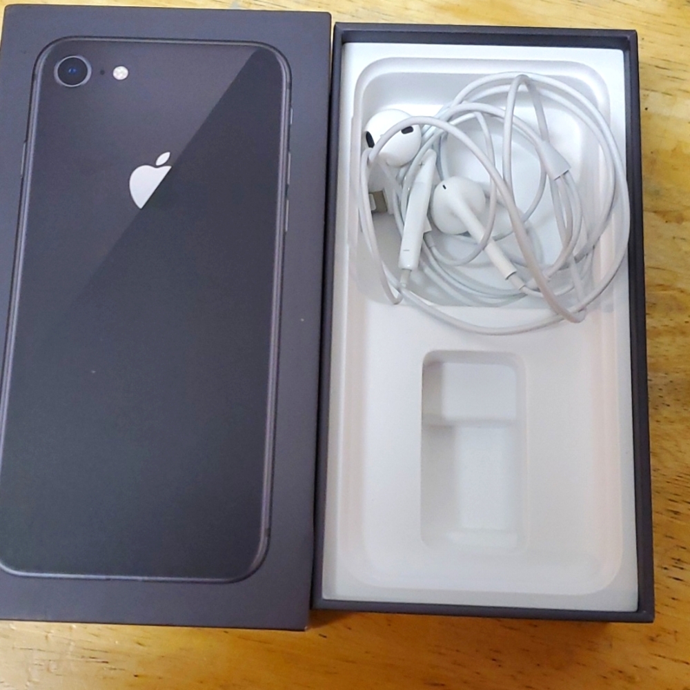 Apple Iphone wired earbuds with lightning connector + Iphone Box, new